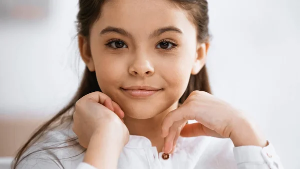 Brunette preteen girl looking at camera — Stock Photo