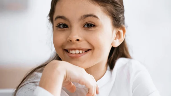 Portrait de fille souriante regardant la caméra — Photo de stock