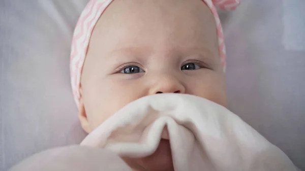 Close up de bebê bonito com brinquedo macio — Fotografia de Stock