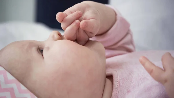 Nahaufnahme eines kleinen Mädchens, das Finger lutscht — Stockfoto