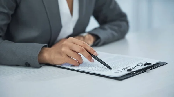 Vista recortada de la mujer de negocios señalando con pluma en el contrato - foto de stock