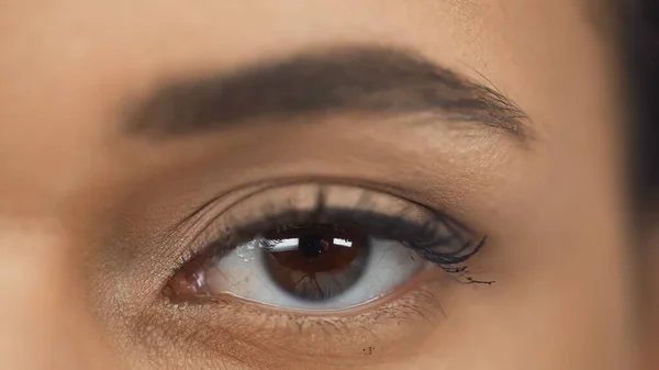 Vista recortada de mujer afroamericana con ojo marrón - foto de stock
