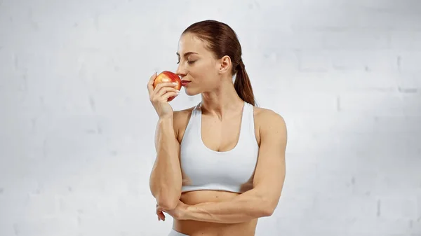 Sportswoman sentant la pomme fraîche à la maison — Photo de stock