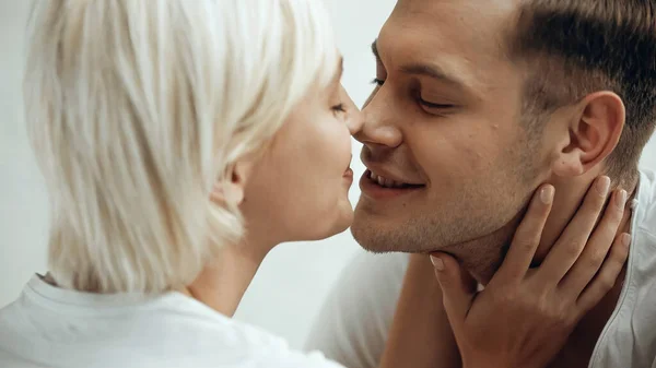 Primer plano de feliz joven pareja besándose en casa - foto de stock