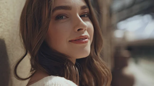 Primer plano de alegre joven mujer mirando a la cámara exterior - foto de stock