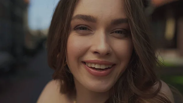 Vicino di felice giovane donna sorridente a macchina fotografica — Foto stock