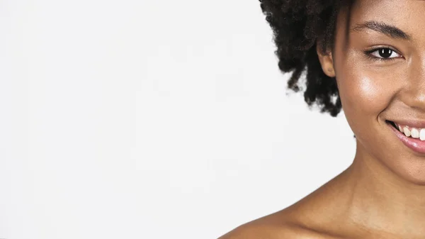 Ausgeschnittene Ansicht einer lächelnden Afroamerikanerin isoliert auf grau — Stockfoto