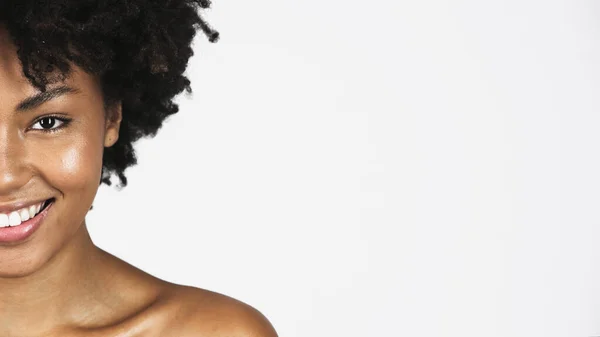 Ausgeschnittene Ansicht einer afrikanisch-amerikanischen Frau mit sauberer Haut, die isoliert auf grau lächelt — Stockfoto