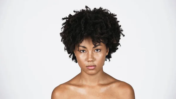 Femme afro-américaine avec une peau parfaite regardant la caméra isolée sur gris — Photo de stock