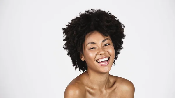Femme afro-américaine positive avec une peau propre regardant la caméra isolée sur gris — Photo de stock