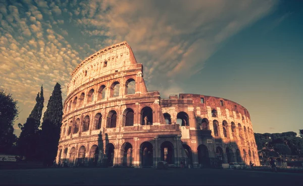 Coliseo Atardecer Nubes Suaves Cálidas — Foto de Stock