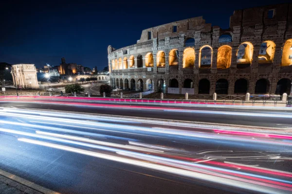 Coliseo Por Noche Roma Italia Con Largas Luces Exposición — Foto de Stock