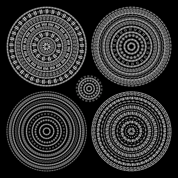 Handgezeichnetes Kreismuster. Mandala-Set. — Stockvektor