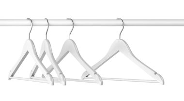 Gardıropta metal kancalı beyaz ahşap elbise askıları.