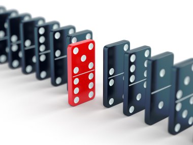 Siyah olanlar arasında kırmızı domino kiremit