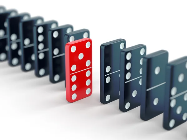 Domino rosso tegola tra quelli neri — Foto Stock