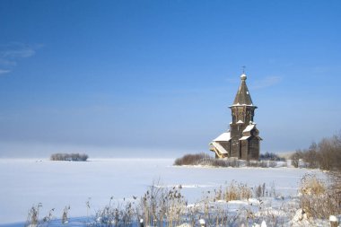 Onega Gölü kıyısındaki Rus ahşap kilisesi ile kış manzarası. Mary 'nin Kondopoga şehrindeki kilisesinin varsayımı. Mesaj atmak için büyük bir yer. Karelia, Rusya
