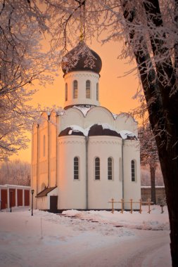 Nikolo-Ugreshsky manastırında çekilen güzel bir Noel turuncu gün batımı. Moskova, Rusya