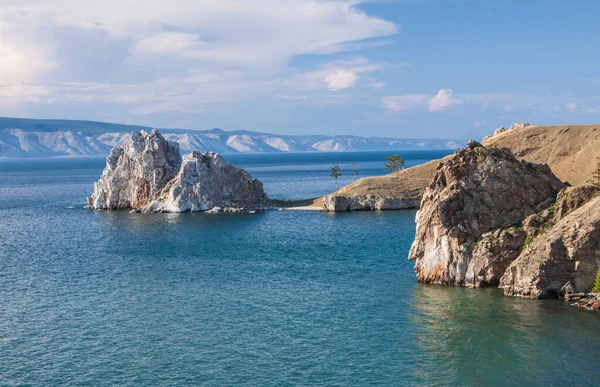 Olkhon Adası 'ndaki Şaman Kayası. Baykal Gölü, Rusya
