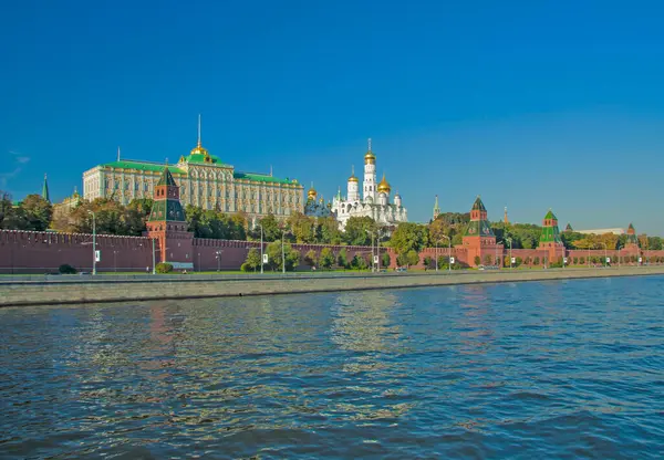 Moskova Kremlin duvarları ve kuleleri Grand Kremlin Sarayı, Büyük Çan Kulesi İvan ve nehir tarafından alınan katedrallerle birlikte. UNESCO Dünya Mirası sitesi. Moskova, Rusya