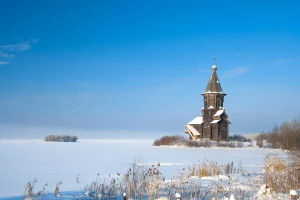 Onega Gölü kıyısındaki Rus ahşap kilisesi ile kış manzarası. Mary 'nin Kondopoga şehrindeki kilisesinin varsayımı. Mesaj atmak için büyük bir yer. Karelia, Rusya
