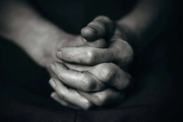 Διπλωμένο χέρι ζαρωμένα Γέρου — Φωτογραφία Αρχείου