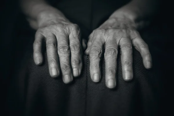 Dwie ręce pomarszczony stary człowiek — Zdjęcie stockowe
