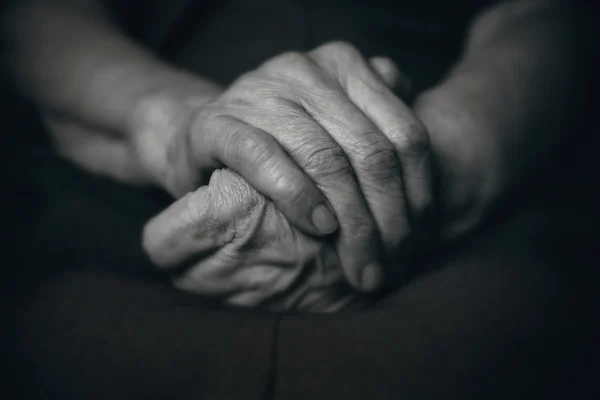 Zwei Hände eines alten Mannes — Stockfoto