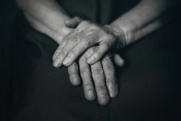 Dwa Starzec ręce na kolanach — Zdjęcie stockowe