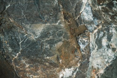 dilim büyük, kahverengi bir taş