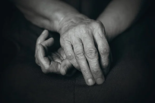 Stary ręce starszego mężczyzny — Zdjęcie stockowe