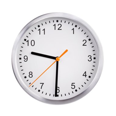 Office saat dokuzu geçe yarım gösteren görüntüler.