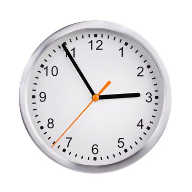 Büyük saat üçe beş dakika gösterir