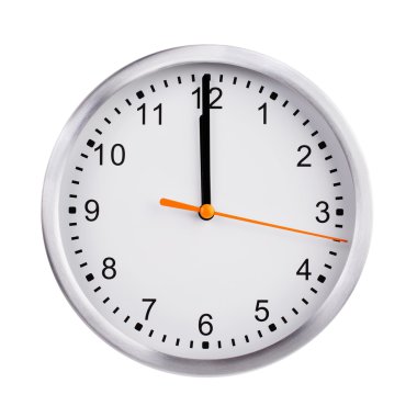 yuvarlak saatin kadranında öğlen