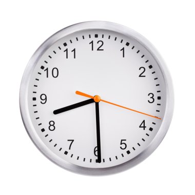 yarısı dokuzuncu yuvarlak saat gösterir