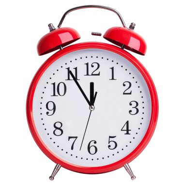 Kırmızı çalar saat 12'ye beş dakika gösterir