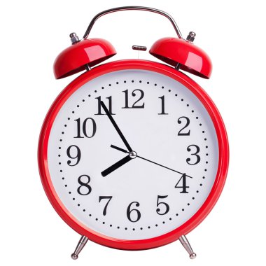 Kırmızı yuvarlak Saat sekize beş dakika gösterir