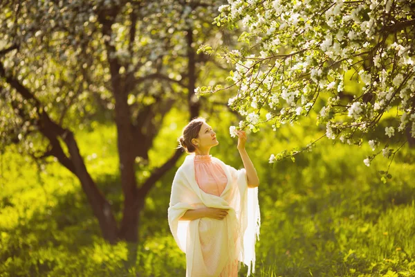 Szczęśliwa młoda kobieta zapachu apple kwiat — Zdjęcie stockowe