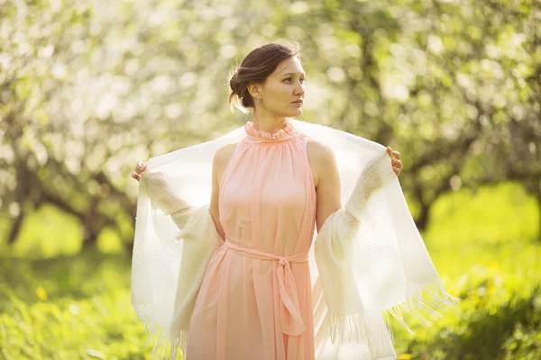 Kız elbise ve şal içinde elma bahçesi — Stok fotoğraf
