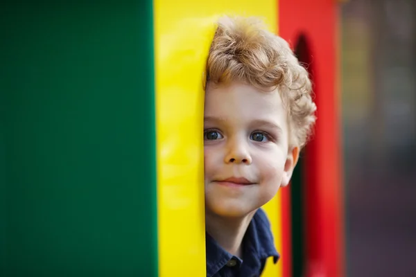 Pequeño niño se asoma por detrás de la cubierta —  Fotos de Stock