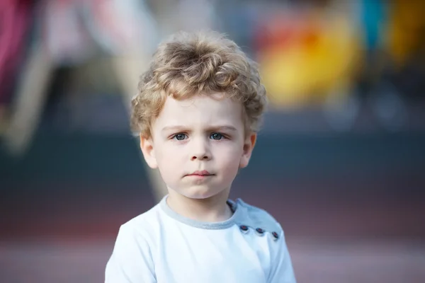 Porträt eines jungen, lockigen Jungen — Stockfoto