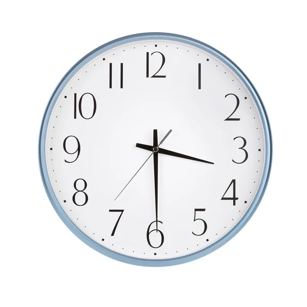 Relógio redondo mostra metade do quarto — Fotografia de Stock
