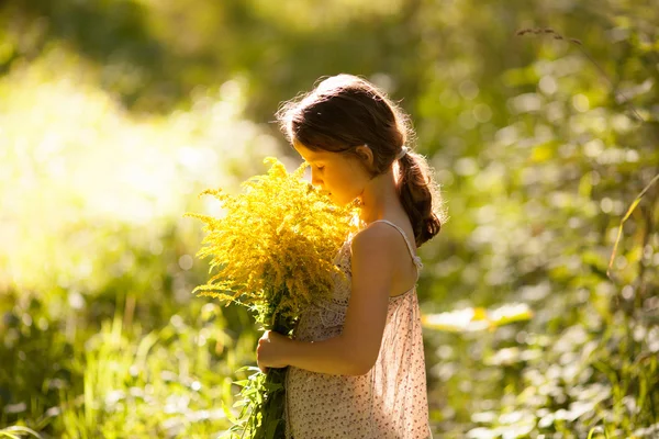 Bambina in piedi con un bouquet — Foto Stock