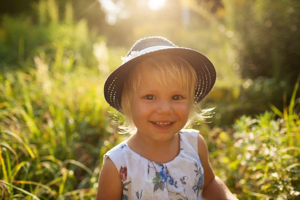 Lilla vackra flicka i en blå hatt — Stockfoto