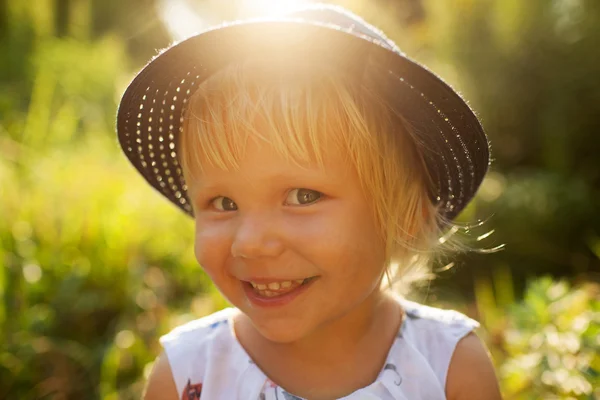 Piccola ragazza bionda sorridente — Foto Stock