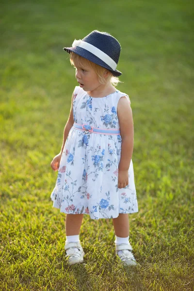 Μικρό κορίτσι σε ένα φόρεμα και καπέλο — Φωτογραφία Αρχείου