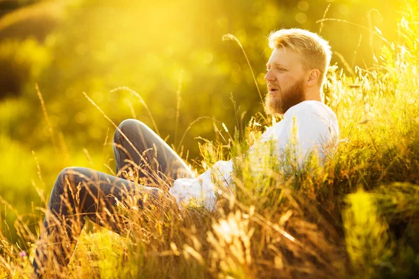 Junger Mann Liegt Und Ruht Sommer Gras Auf Einer Wiese — Stockfoto