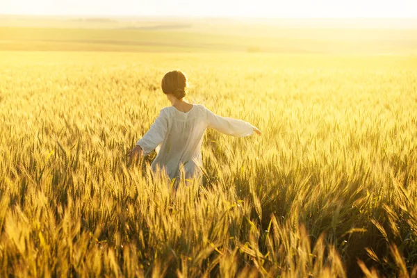 Felice Giovane Donna Abito Mezzo Campo Grano Maturo — Foto Stock