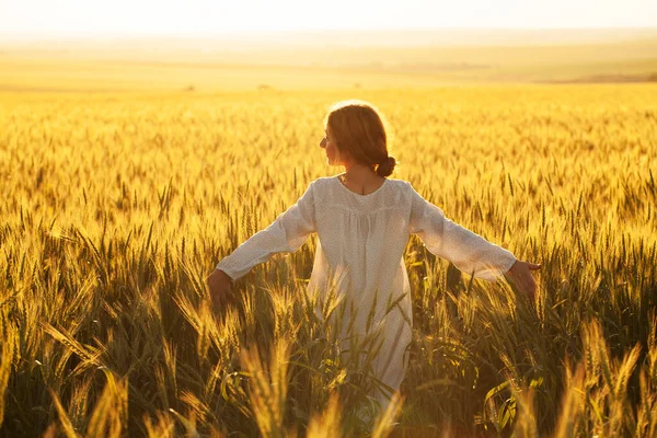 Giovane Donna Felice Abito Nel Mezzo Campo Segale Matura — Foto Stock