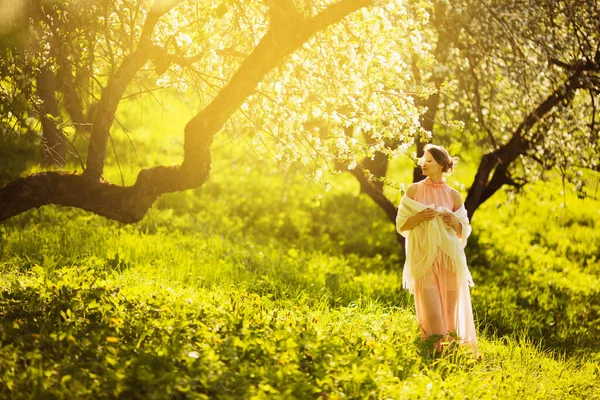 Glad Ung Kvinna Rosa Klänning Blommande Trädgård — Stockfoto